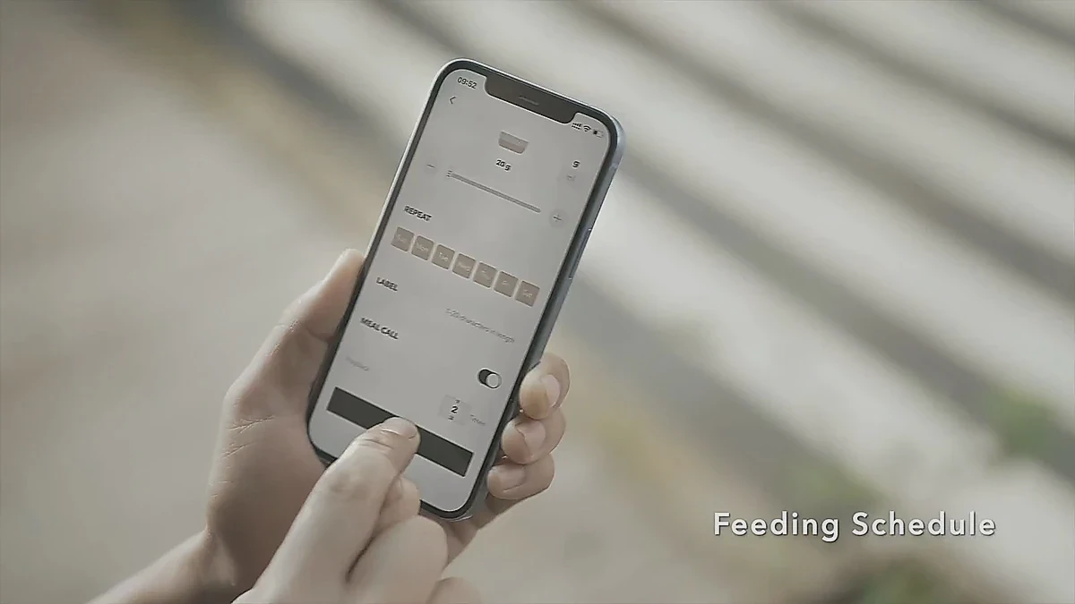 PETLIBRO 智能自动喂食器产品视频关键帧,展示宠物用品主图视频的场景化表达