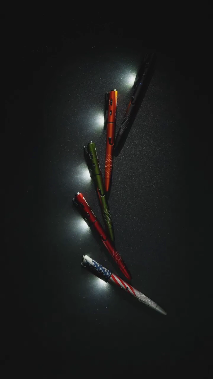 OLIGHT 便携灯工具以纵向排列展示多款颜色的关键帧