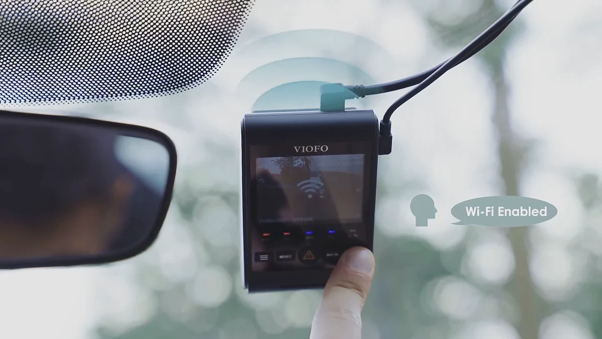 VIOFO A229 Duo 在车内靠近后视镜位置的设备与手指操作特写
