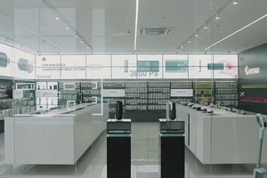 供应链伙伴不该排成合影，品牌片该拍交接