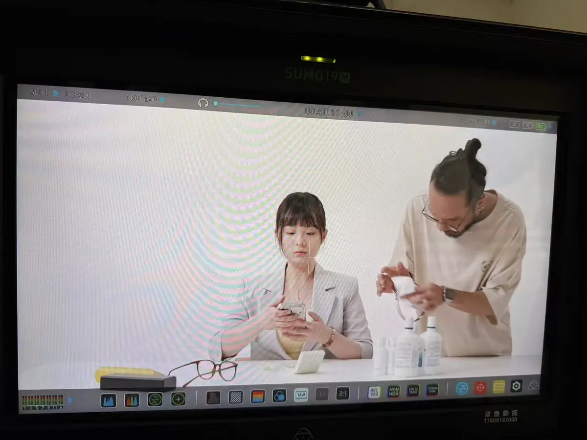 科普短片监看画面中的演员、桌面道具与现场人员