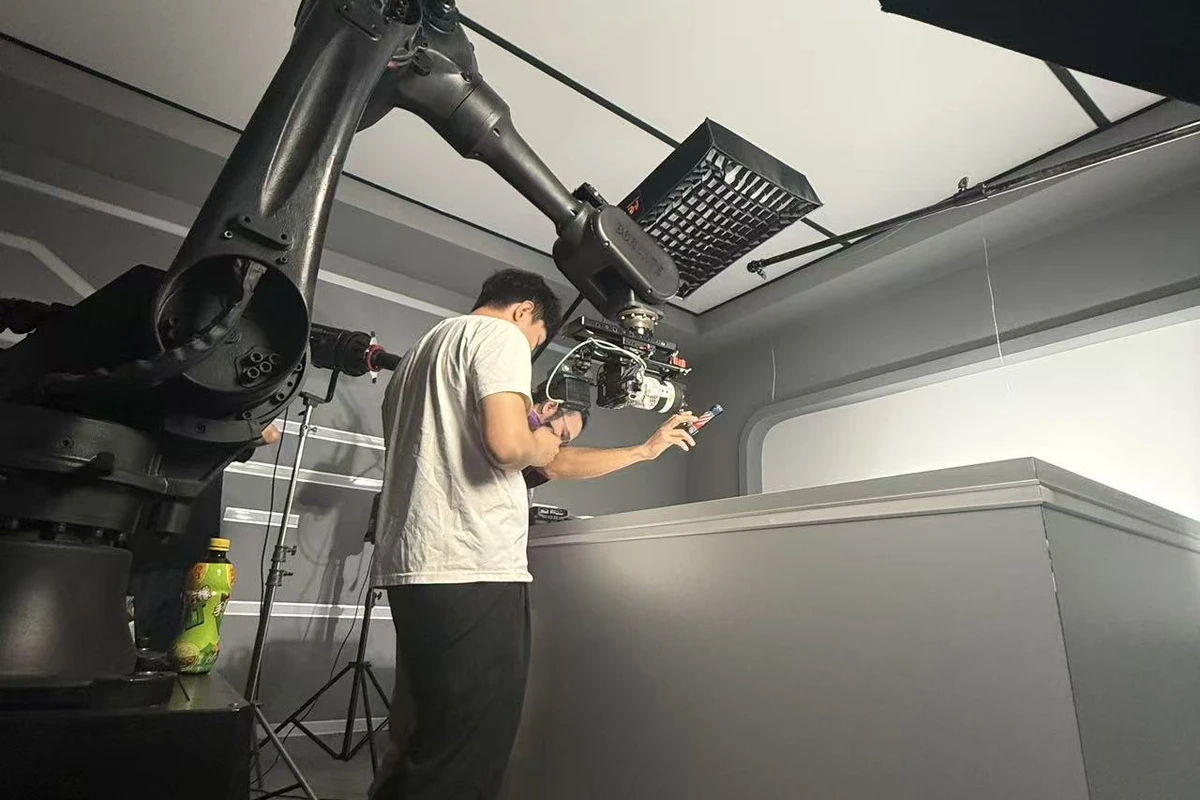 U-STUDIO 机械臂拍摄 3C 产品的现场画面