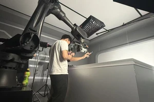 U-STUDIO 机械臂拍摄现场：一条 3C 产品镜头如何从创意走到执行