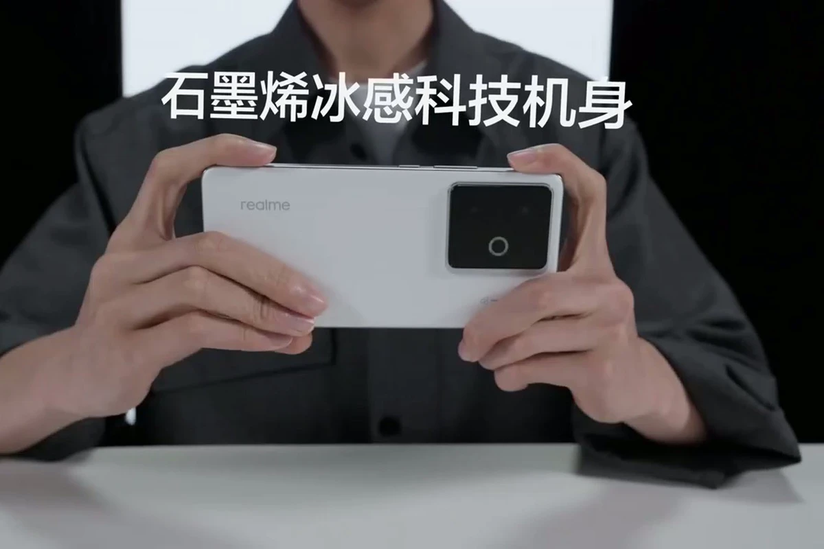 realme真我GT7：石墨烯冰感机身产品演示
