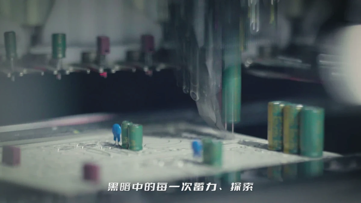 生产线上的电芯与加工设备近景