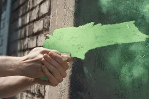 How TVC Commercials Compress Advertising Scenes into a Single Space