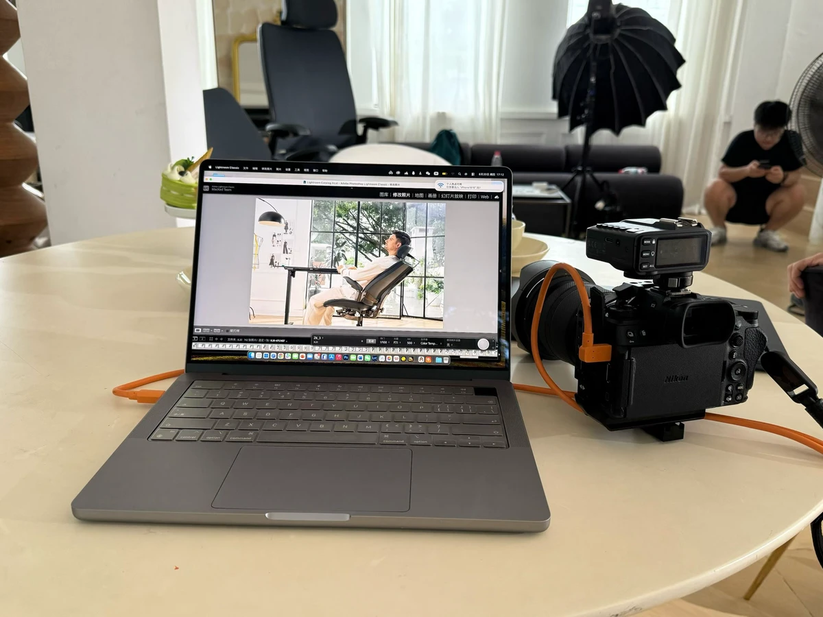 摄影机与笔记本联机监看跨境电商产品和模特画面的拍摄现场