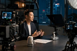 提词器里那段品牌介绍被删掉以后，深圳海外众筹创始人视频拍摄公司留下了创始人的停顿