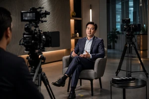 采访者只能坐一个位置吗？深圳企业宣传片多机位访谈拍摄公司的双机答案