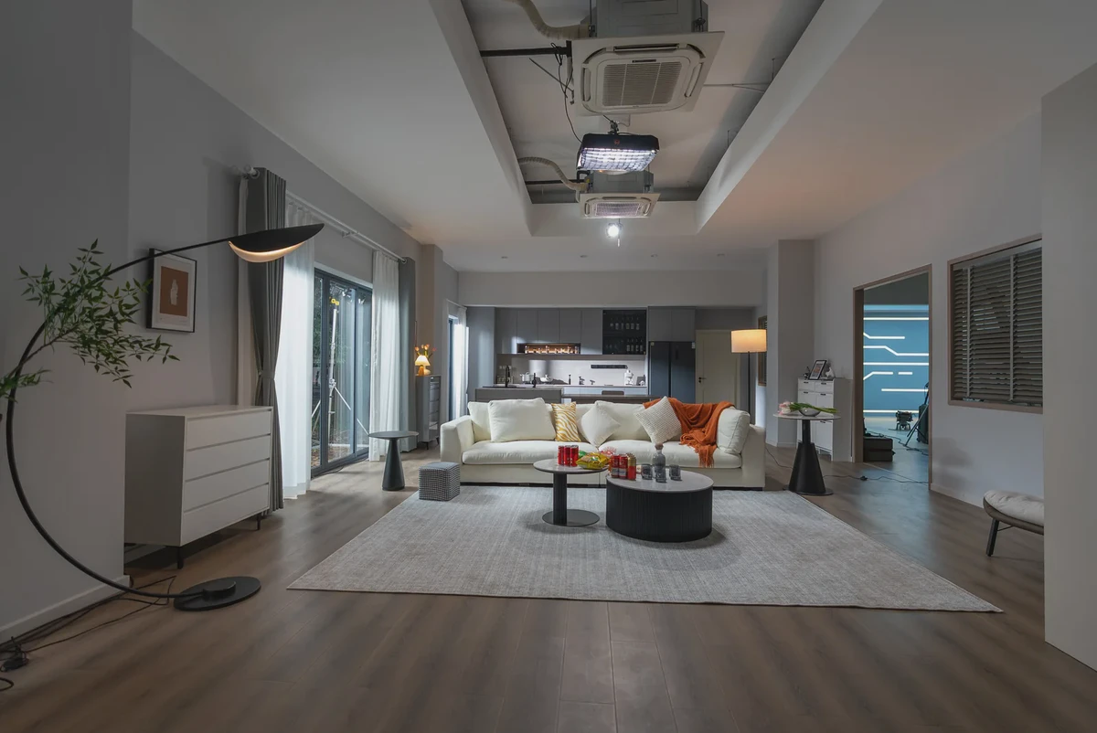 U-STUDIO 现代客厅棚全景，展示沙发、茶几与窗景关系
