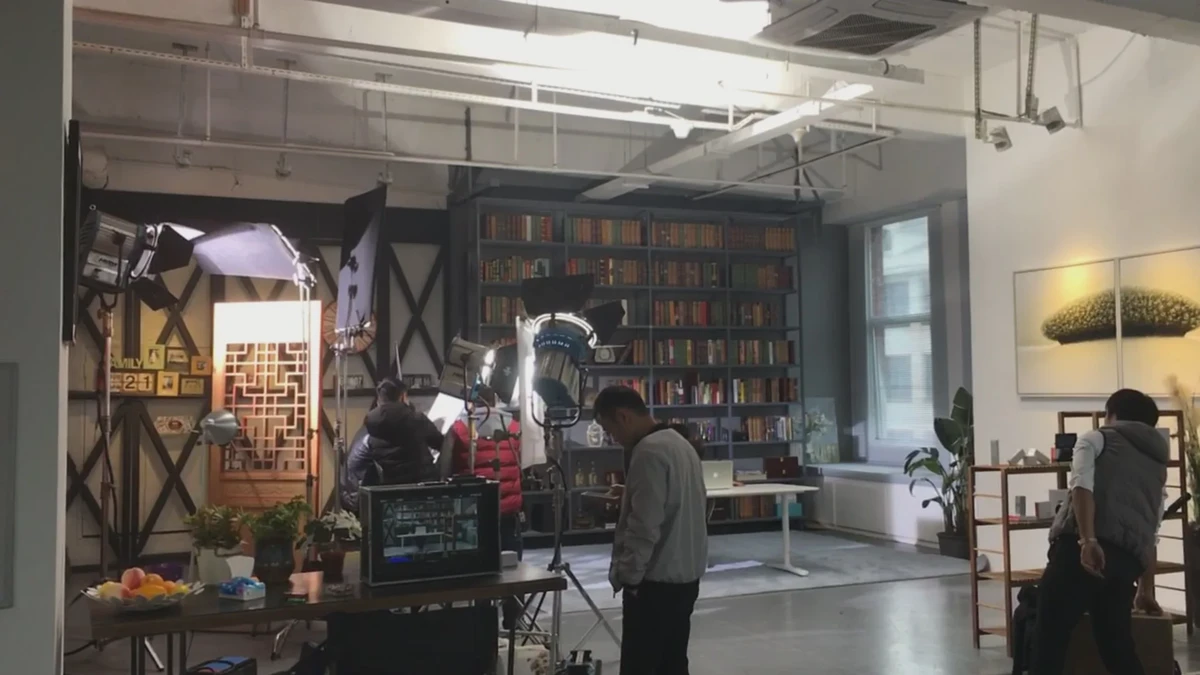 灯光、监视器、摄影器材和工作人员组成的商业视频拍摄现场