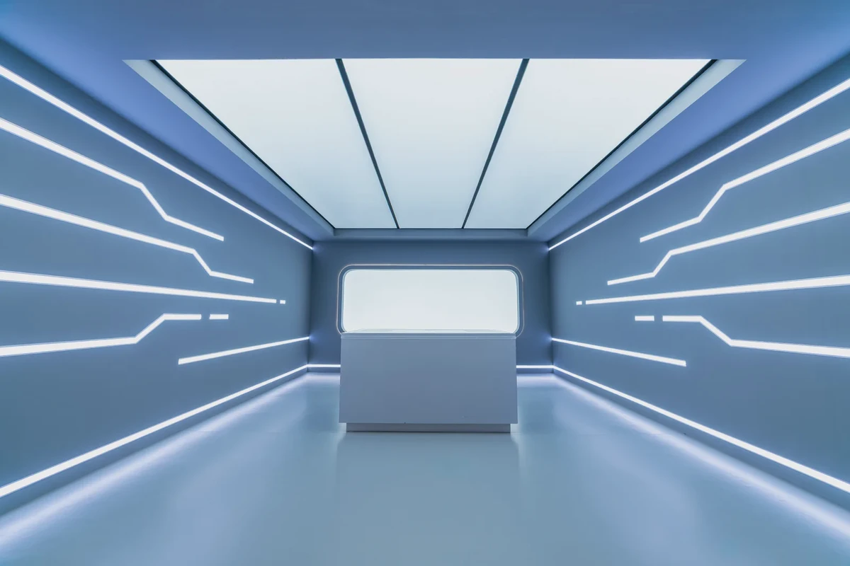 U-STUDIO 未来科技棚正面全景，展示顶部灯膜与科技线条墙面