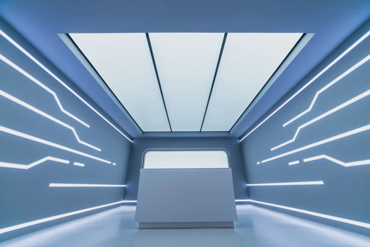 U-STUDIO 未来科技棚侧向广角，展示空间纵深与墙面结构