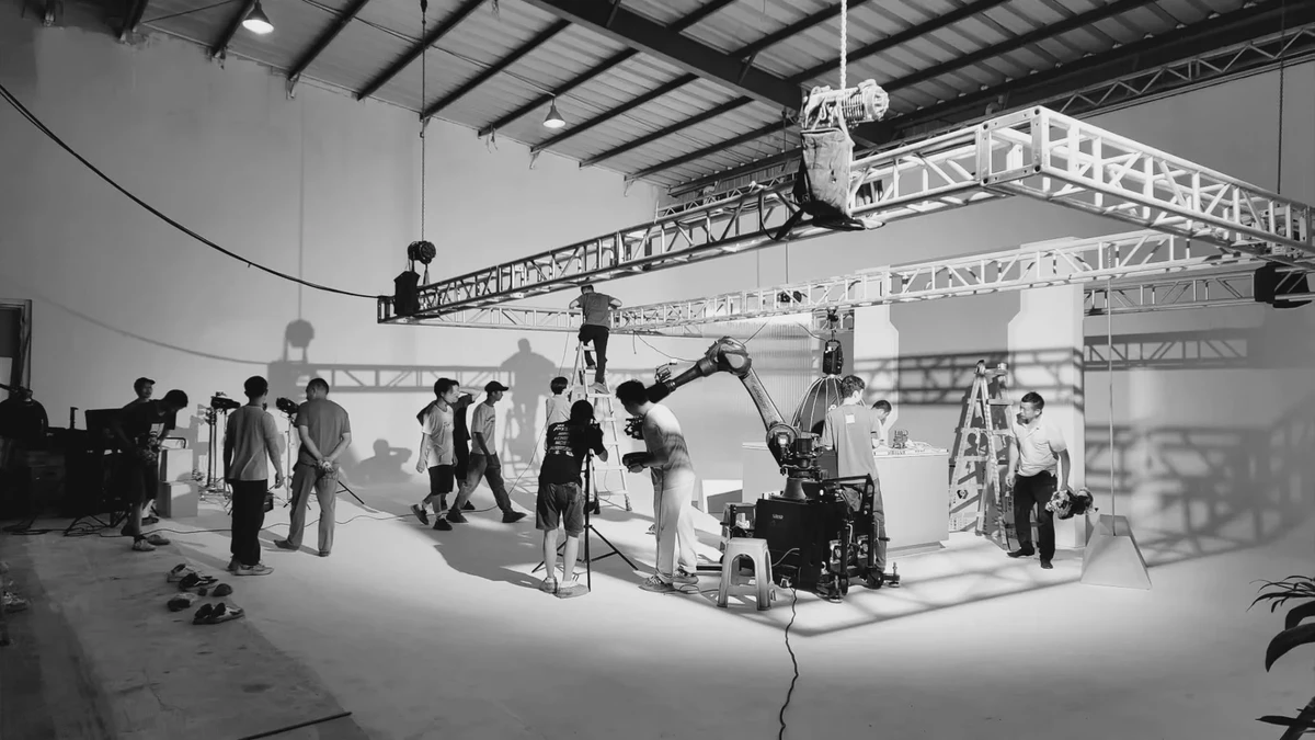 摄影机械臂在 U-STUDIO 白棚真实拍摄现场工作