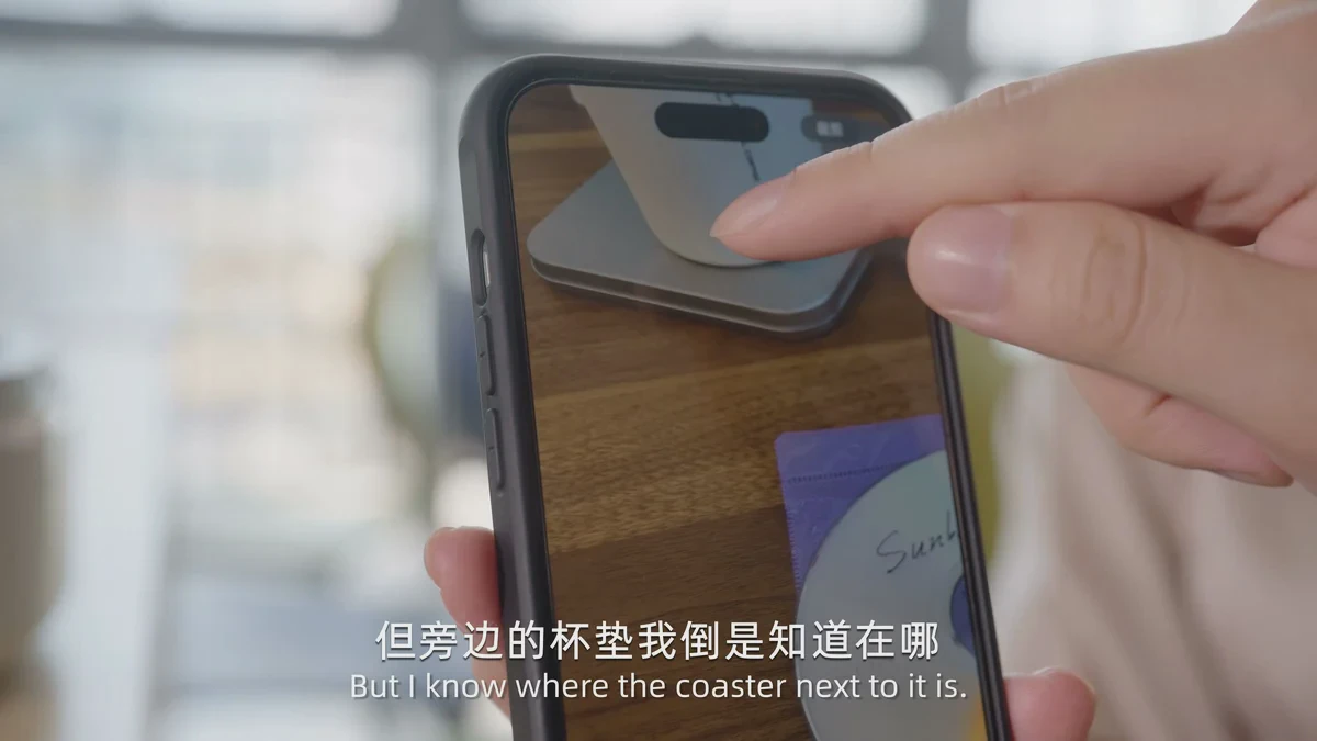 手持手机照片与桌面杯垫进行圆形边缘比对