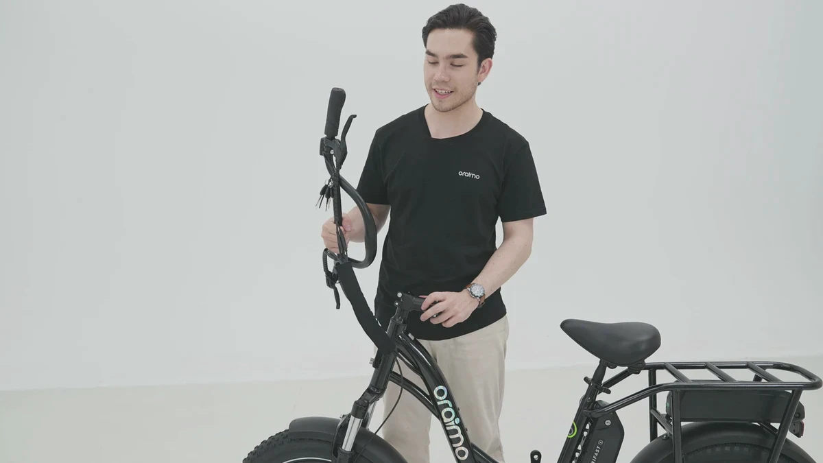 白棚中操作者扶着装好车把区域的黑色电助力车