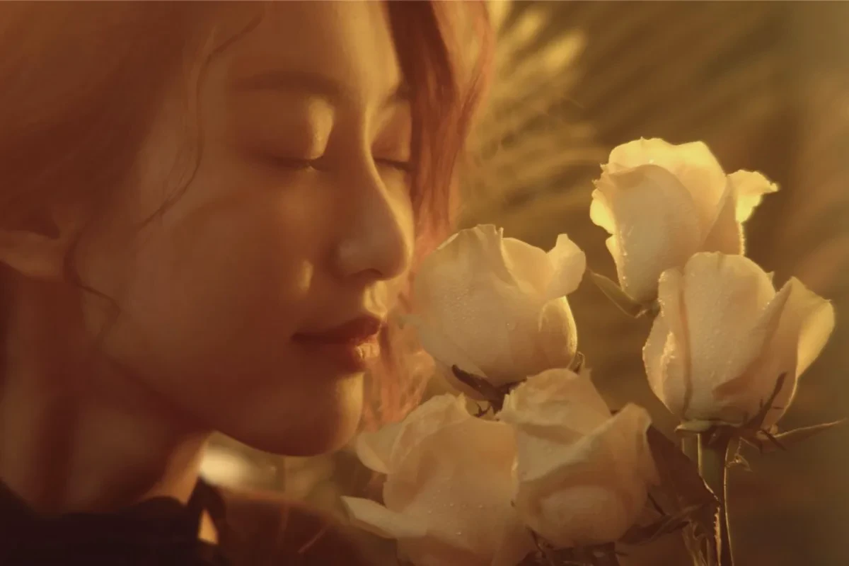 GUCCI Flora香氛影像｜金色窗光、花束与人物情绪